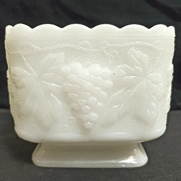 Anchor Hocking (?) Milk Glass Pedestal Planter/Vase/Candy Dish - Picture 6 of 12